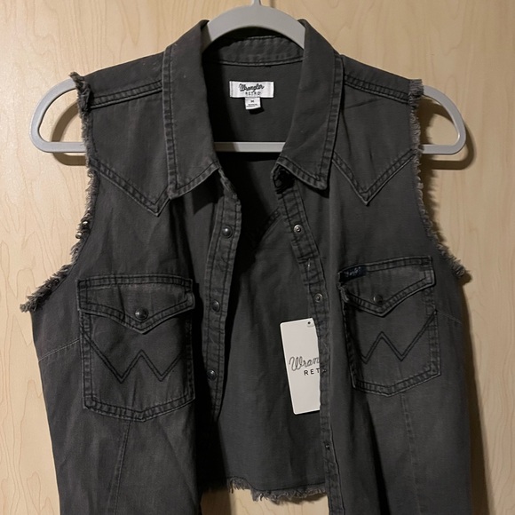 Wrangler Retro Women’s Distressed Sleeveless Snap Cropped Western Shirt - Picture 4 of 8